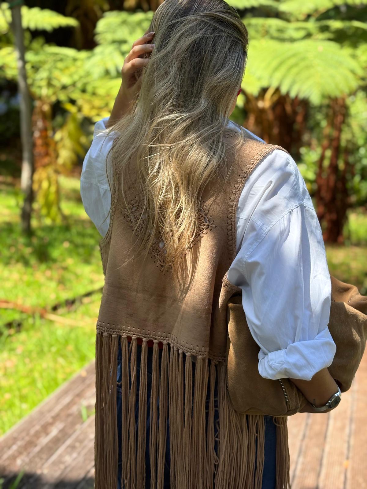 Colete Boho com Aplicações em Crochet e Franjas