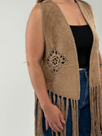 Colete Boho com Aplicações em Crochet e Franjas