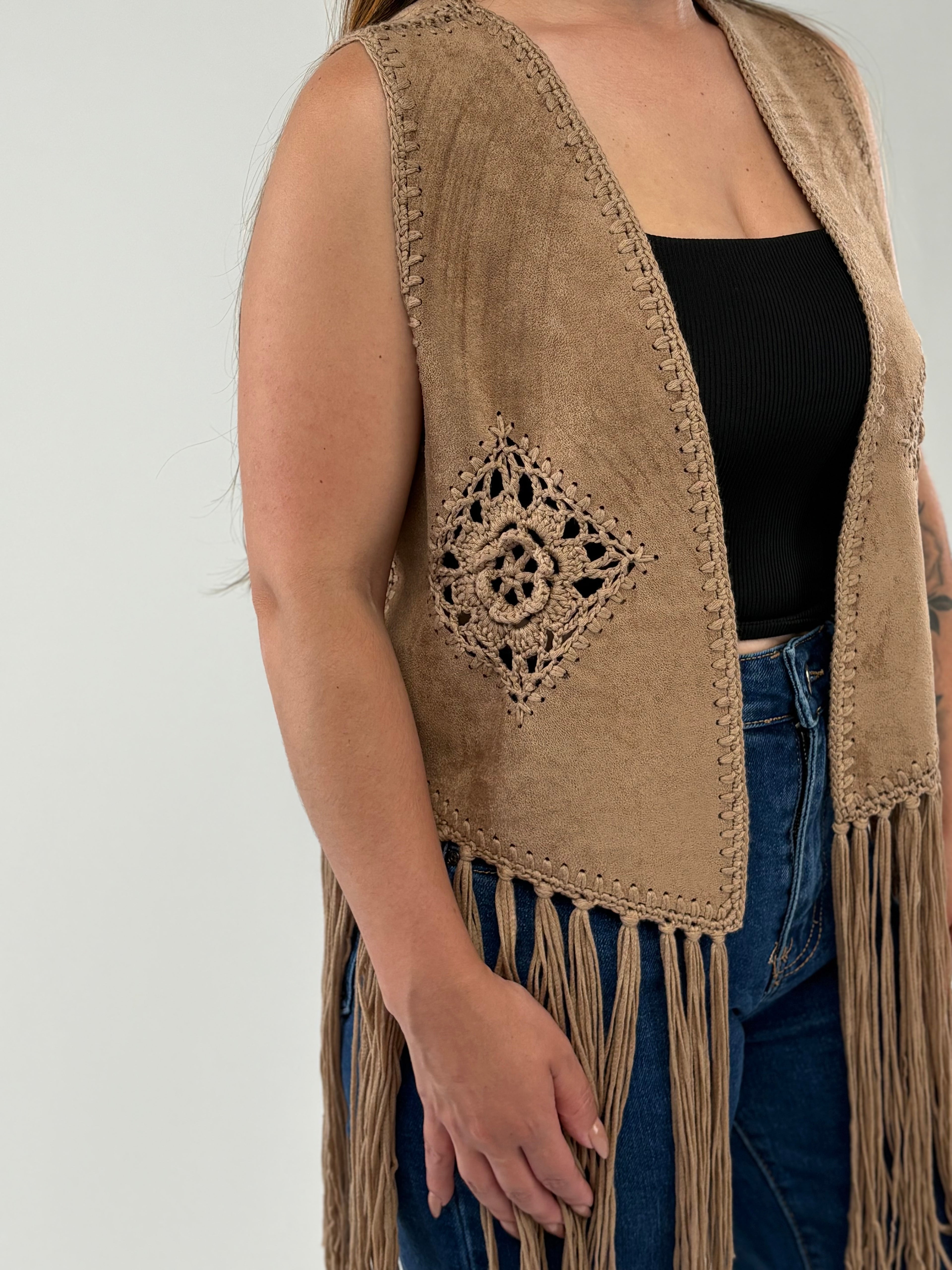 Colete Boho com Aplicações em Crochet e Franjas
