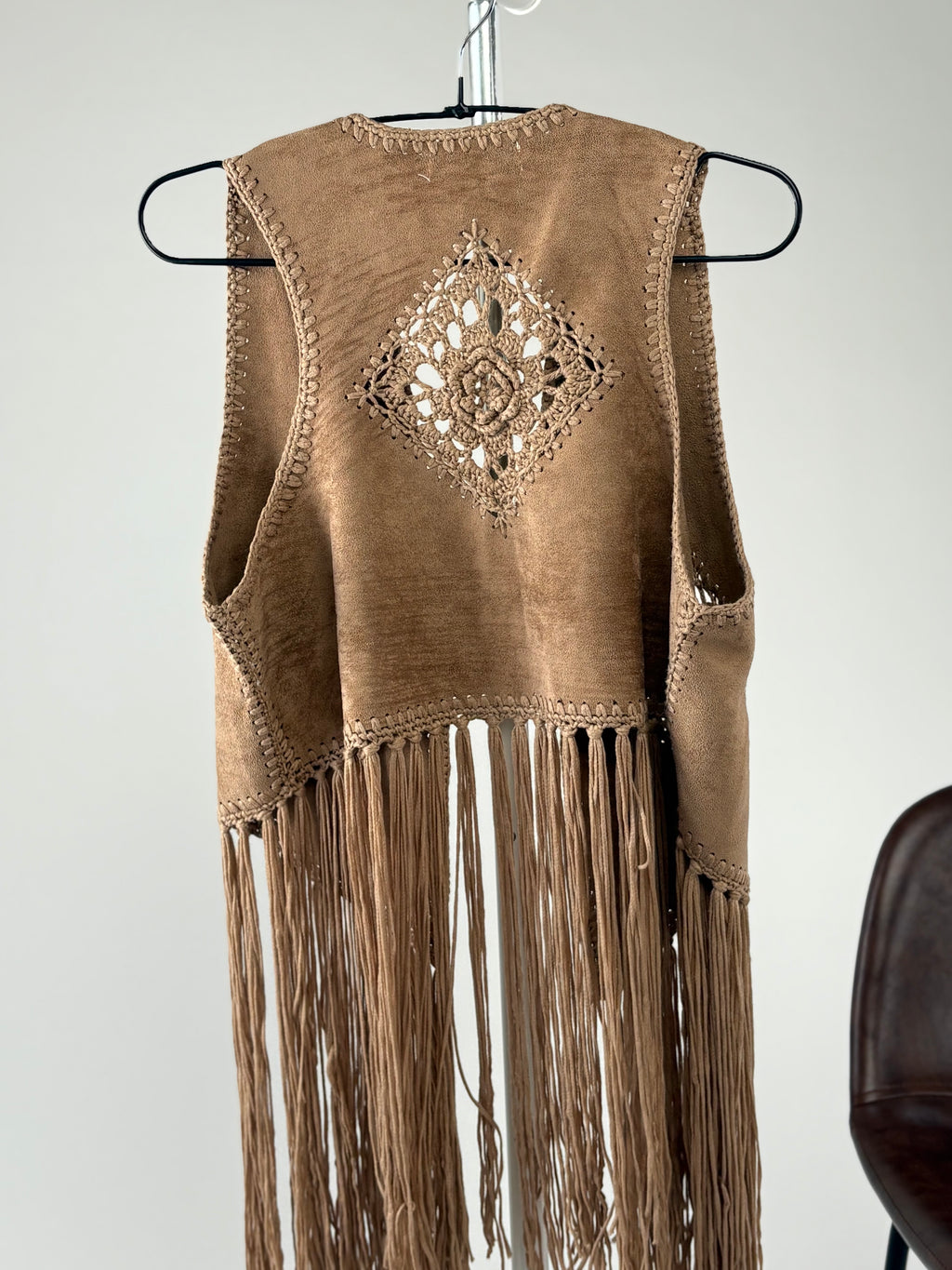 Colete Boho com Aplicações em Crochet e Franjas