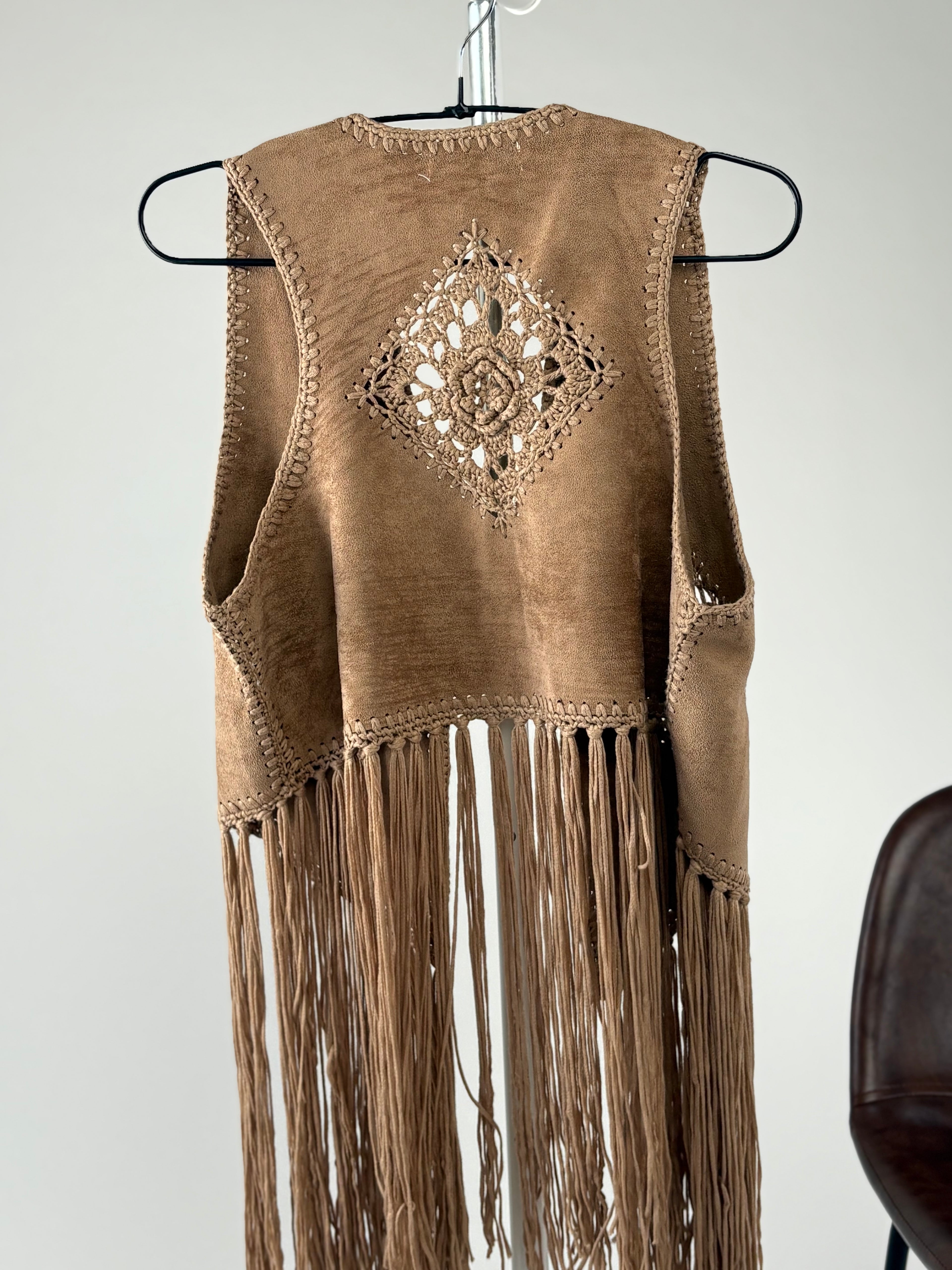 Colete Boho com Aplicações em Crochet e Franjas